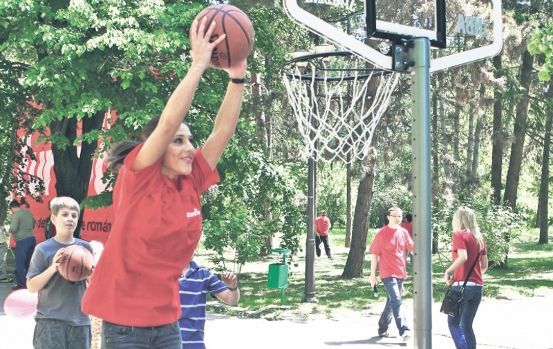 Andreea Răducan face sport în curtea şcolii
