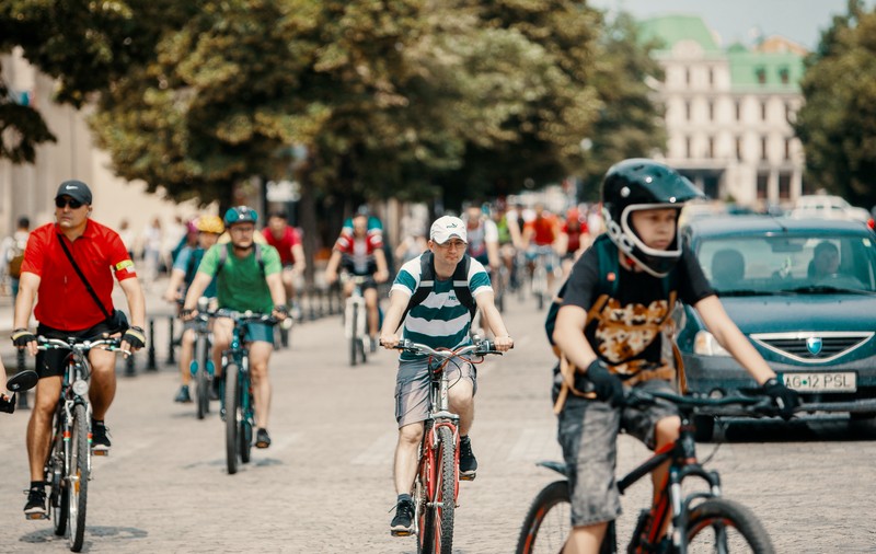 Protest pe bicicletă la Iași, față de scumpirea carburanților: „Nu scade prețul dacă ne plimbăm două ore cu mașina prin oraș, claxonăm, iar la final ne oprim tot la benzinărie”