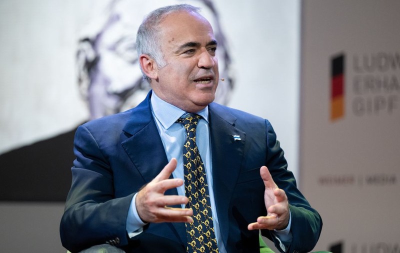 Garry Kasparov, mesaj pentru români de la București: „Dacă nu votezi pentru că nu contează, poți să ajungi ca în Rusia sau China”