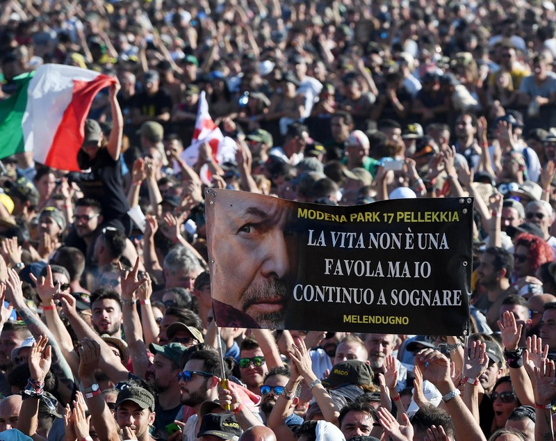 Un rocker italian a doborât recordul de bilete vândute pentru un concert. Melodia în timpul căreia femeile au rămas în sutien | VIDEO