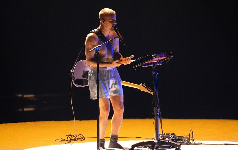 Justin Bieber a cântat în chiloți și șosete la Premiile Grammy 2026. Prestația lui a fost considerată neconvențională