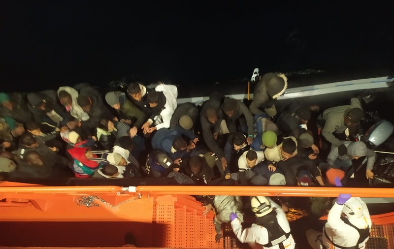 Trei imigranți găsiți morți pe o pirogă, în largul Insulelor Canare. 15 oameni au fost salvați cu elicopterul