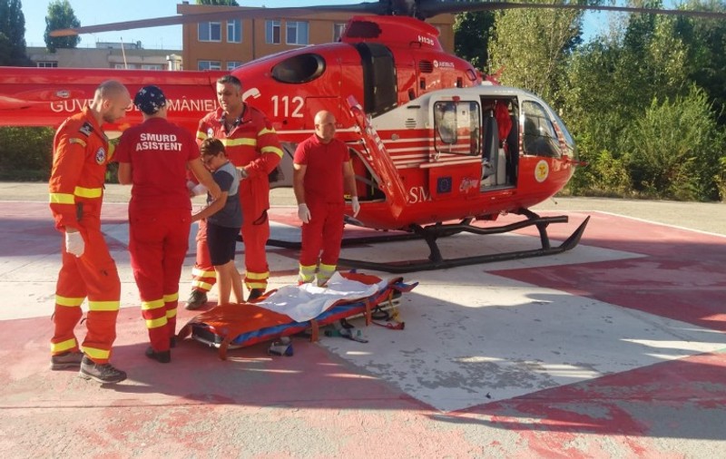 Un copil a rămas agățat în gardul școlii după ce a încercat să-l sară. Intervenție cu elicopterul SMURD la fața locului | VIDEO