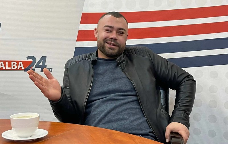 Povestea lui Sorin Comșa, campionul național la dat palme. Cum l-au întâmpinat familia și prietenii, acasă, la Mihalț