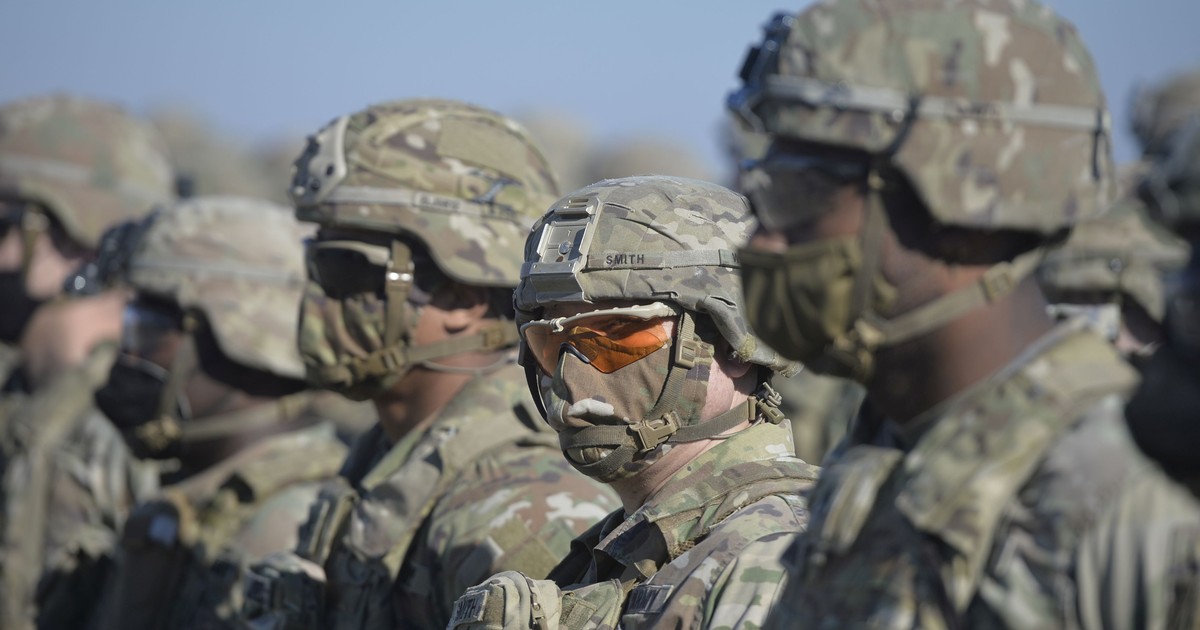 Militari americani se pregătesc să asiste la ceremonia întâlnirii dintre președintele Klaus Iohannis și Jens Stoltenberg, Secretar General al NATO, la baza militară Mihail Kogălniceanu din județul Constanța, 11 februarie 2022. Un prim convoi de vehicule militare ale armatei SUA a sosit la baza NATO din localitatea Mihail Kogălniceanu, parte a măsurilor luate de Alianță, ca urmare a concentrării de soldați și tehnică de luptaăale armatei Rusiei, la granița cu Ucraina.