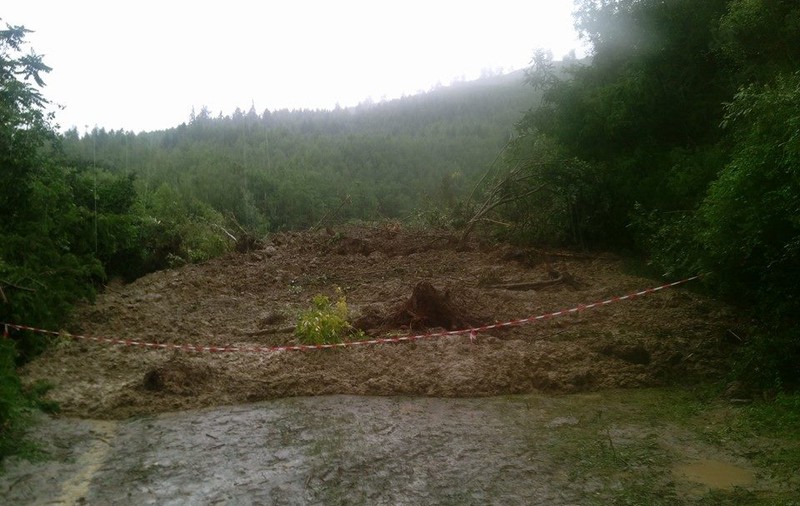 Situație dramatică în Comănești! Alunecarea de teren înaintează spre locuințele oamenilor