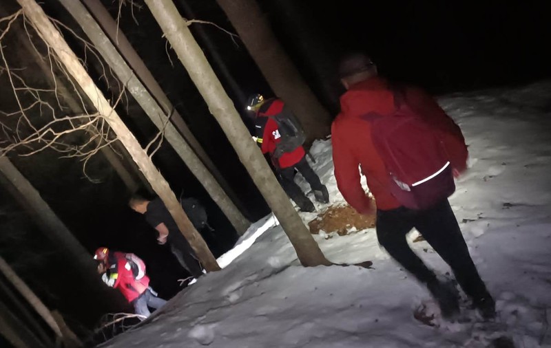 Un turist a urcat pe munte în pantofi și a rămas desculț în zăpada de jumătate de metru: „Doamne ferește, unii sunt sinucigași”