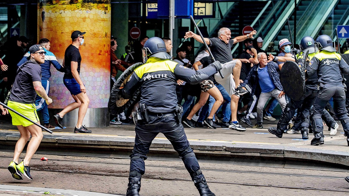 Valul doi de rețineri al poliției olandeze după manifestațiile de duminică împotriva distanțării sociale. 37 de manifestanți au ajuns în dube
