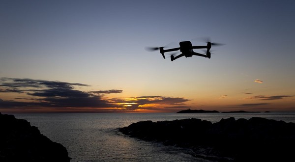 O dronă zboară deasupra mării. Poză cu caracter ilustrativ. Foto: Shutterstock