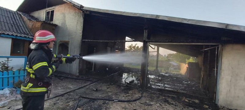 Casa vacanţă în care se aflau opt persoane din comuna Jurilovca a fost distrusă de flăcări. foto: Ziua de Constanța.ro