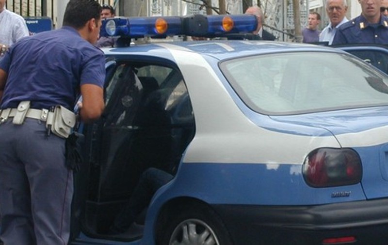 VIDEO | Un român și un moldovean au fost filmați în timp ce jefuiau o femeie în Torino