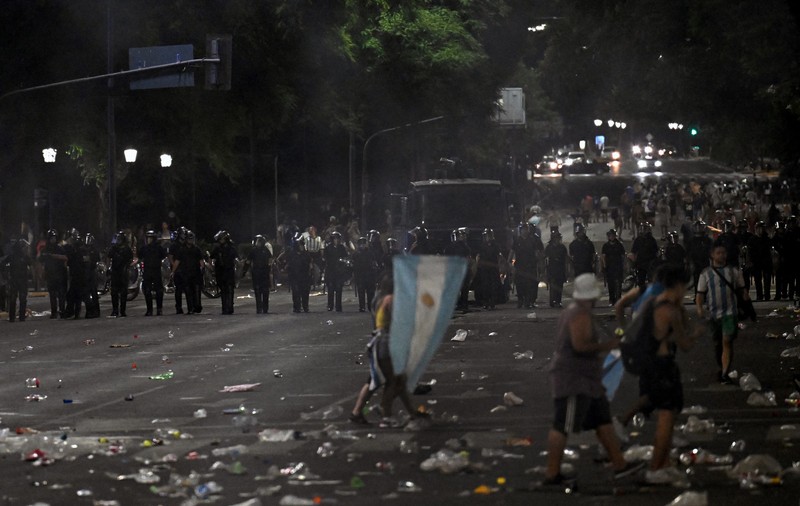 Ciocniri între polițiști și fani la sărbătoarea din Buenos Aires cu peste 5 milioane de oameni pe străzi. Cel puțin 21 de răniți și 14 persoane arestate