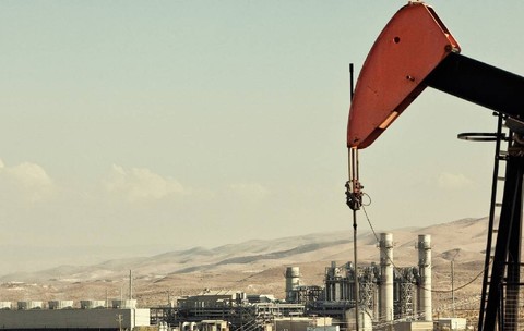 Pompă de petrol și rafinărie în câmpul petrolier. Foto: Profimedia Images
