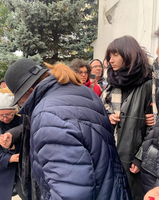 Primul soț al Ronei Hartner a venit la înmormântarea artistei. Rocco Sedano a însoțit-o pe fiica lui, Rita Sumalya FOTO