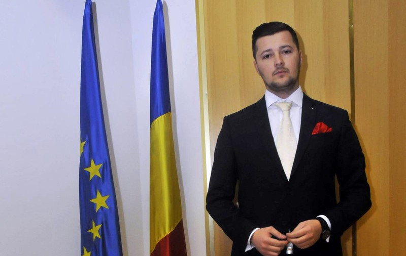 Cum ajunge băiatul unei familii de succes din provincie să facă politică la nivel înalt. Domnul Cotîrleț, pe axa Moinești-București