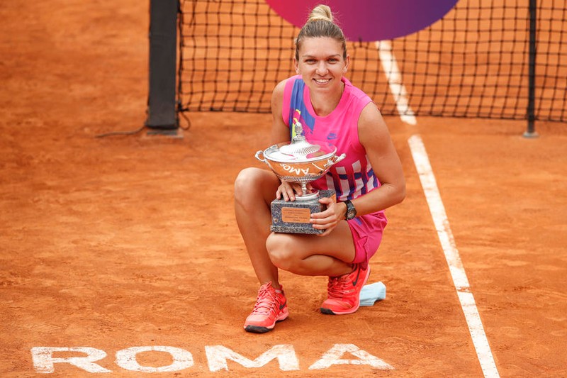 Simona Halep, cu trofeul de la Roma. Foto: EPA