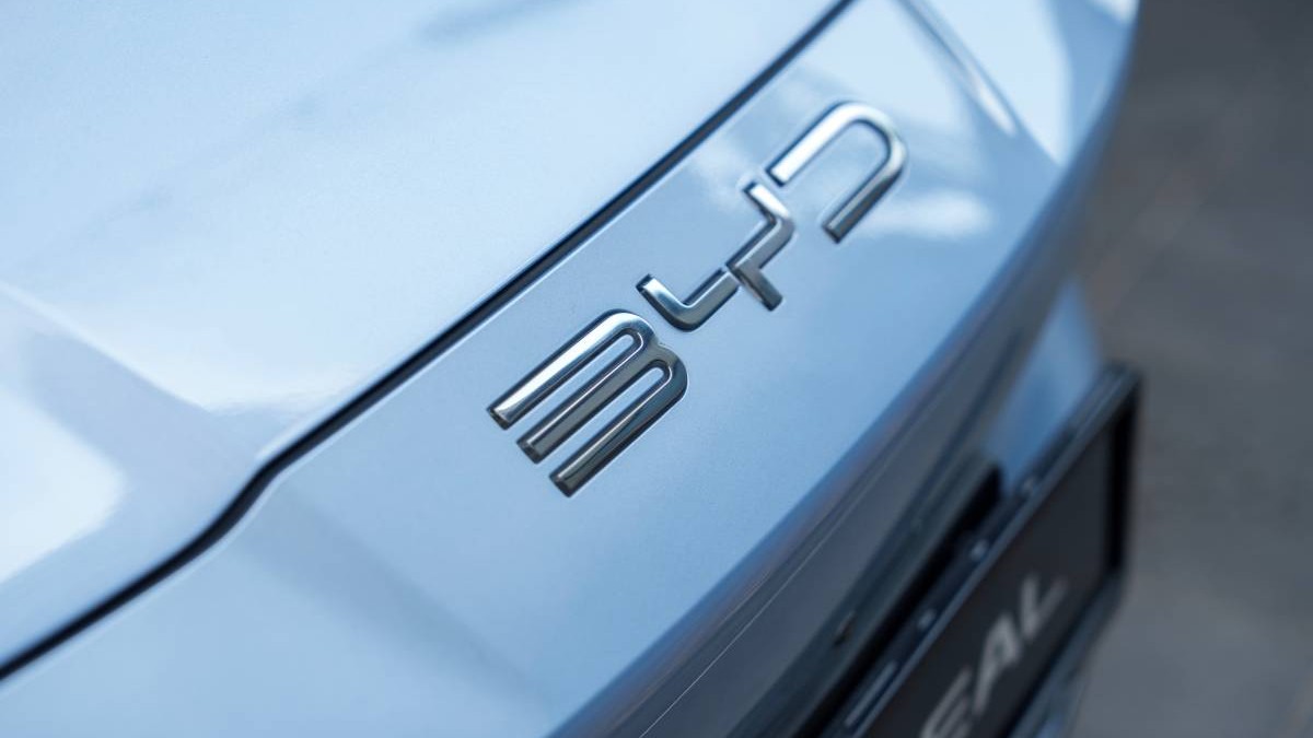 Partea din față a unei mașini electrice, de culoare gri, BYD, producător chinez de automobile electrice.