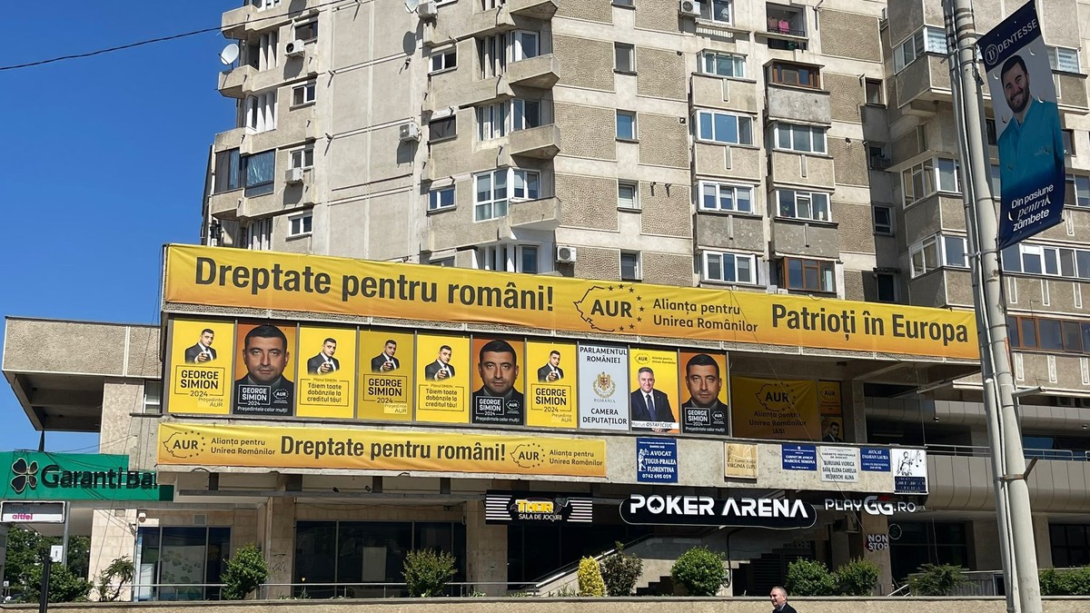 Afișe ale partidului condus de George Simion la Iași