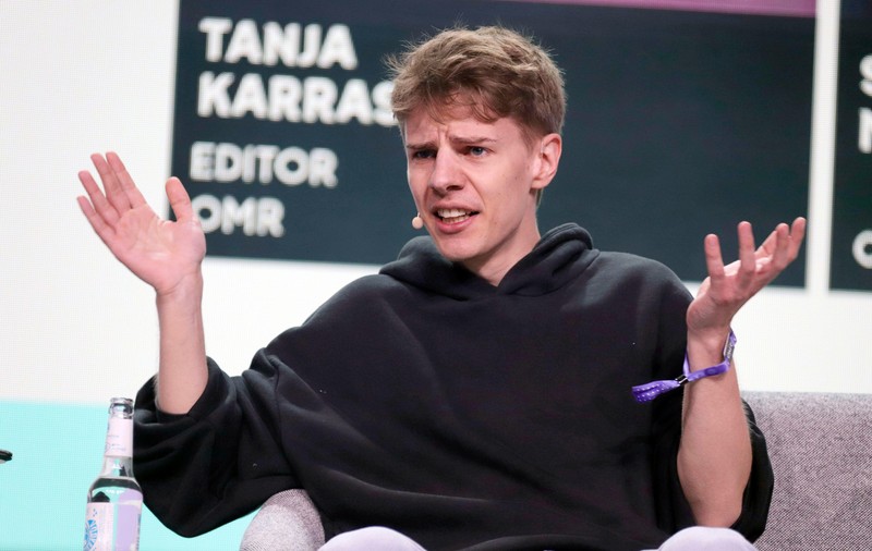 Un podcaster celebru propune interzicerea TikTok pentru persoanele de peste 60 de ani: „Tinerii disting mai ușor conținutul generat de inteligența artificială”