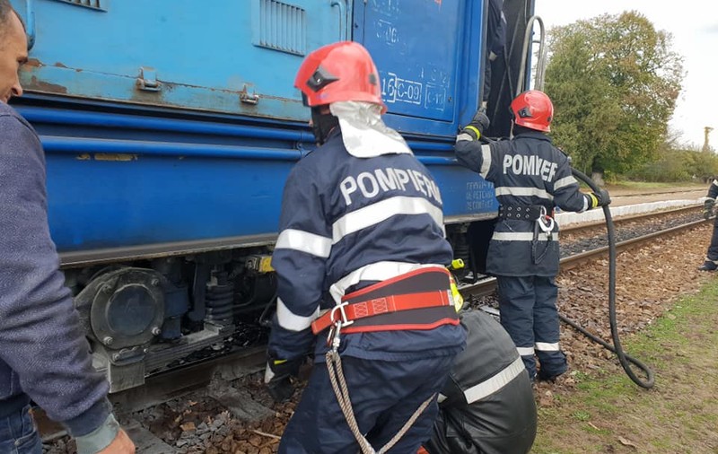 UPDATE / Bărbatul lovit de tren în județul Dâmbovița a murit la spital. Suferise răni grave, în urma impactului