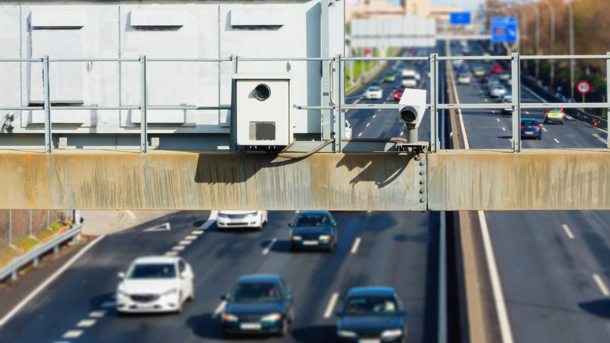 masini in trafic, pasarela unde sunt montate camere video
