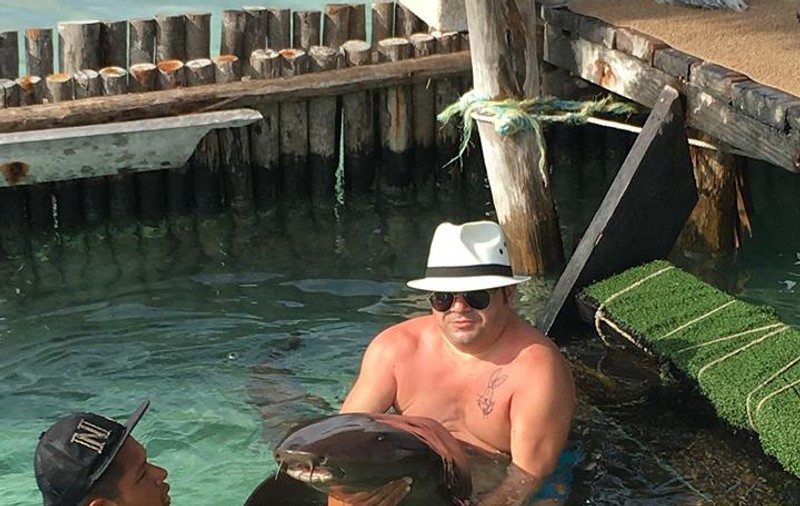 Minune în Cancun! Manelistul a descins cu pieptul dezgolit cu vedere la un tatuaj de tot râsul