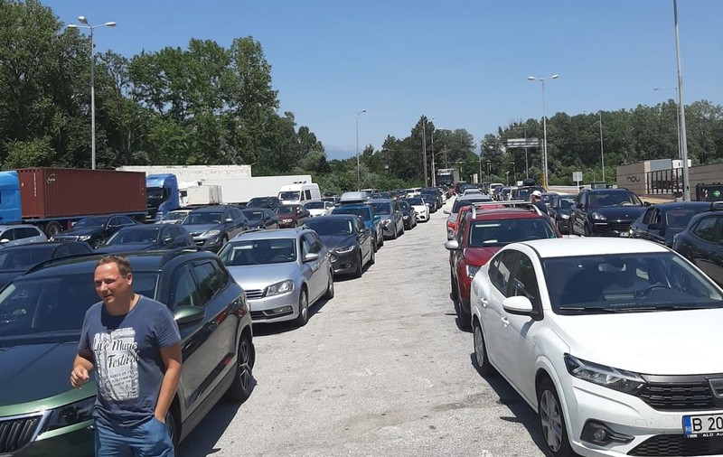 Cozi la ieșirea din Grecia. Mulți români și-au scurtat vacanța pentru a evita carantina