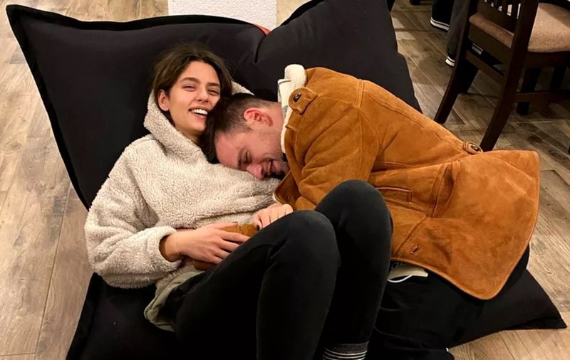 Primele imagini din apartamentul în care locuiesc cu chirie Vlad Gherman și Oana Moșneagu. S-au sărutat în dormitor