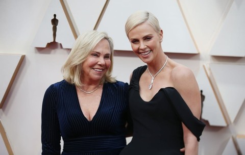 Charlize Theron a povestit cum mama sa l-a împușcat și l-a ucis pe tatăl ei alcoolic. Actrița a văzut totul, când avea 15 ani