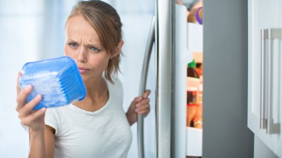 femeie-verificare-caserola-frigider