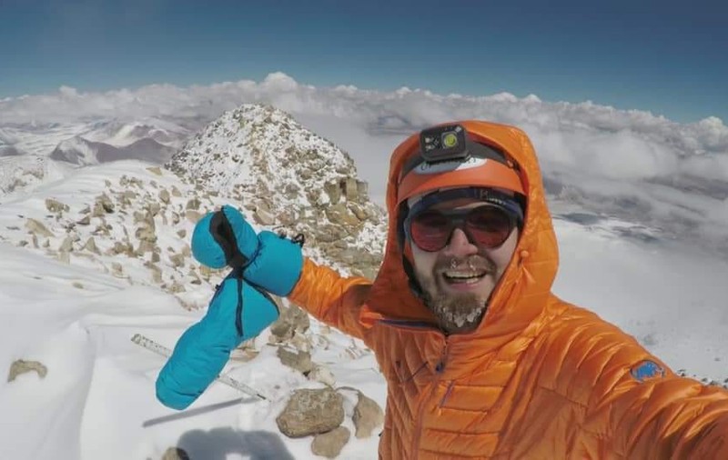 Un tânăr alpinist din Petroşani a reuşit să cucerească cel mai înalt vulcan din lume, situat în Munţii Anzi