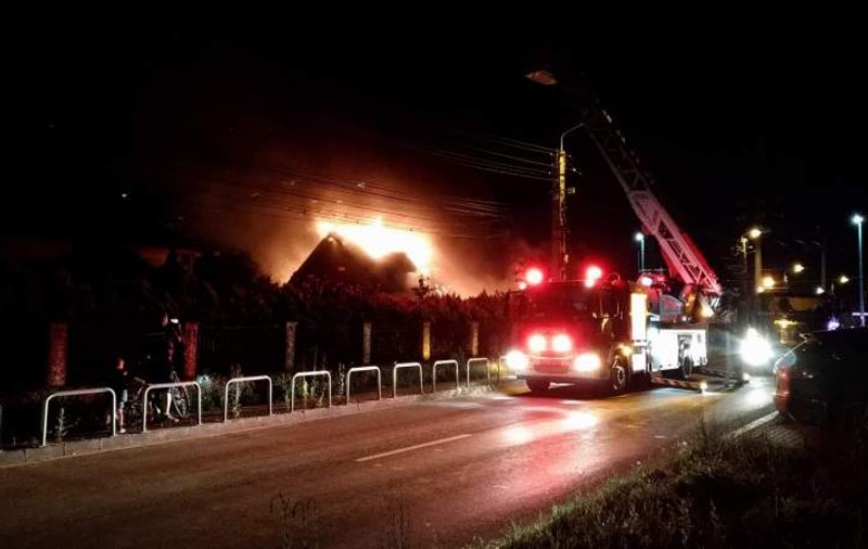 Incendiu puternic în Timişoara. O vulcanizare auto şi alte două imobile, cuprinse de flăcări