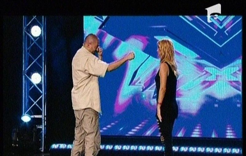 Cheloo s-a pus cu o POLIȚISTĂ la X-FACTOR! ”Hai, încearcă să-mi dai un croșeu de dreapta”