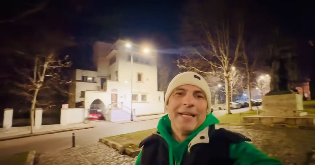 Dan Negru, cu un fes alb în cap, hanorac verde și vestă neagră, vineri, 24 ianuarie 2025, în fața statuii lui Alexandru Ioan Cuza