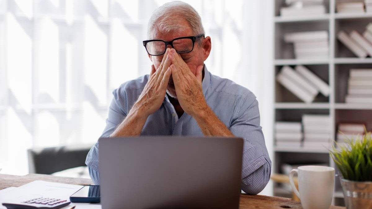 Bărbat senior angajat la muncă la birou