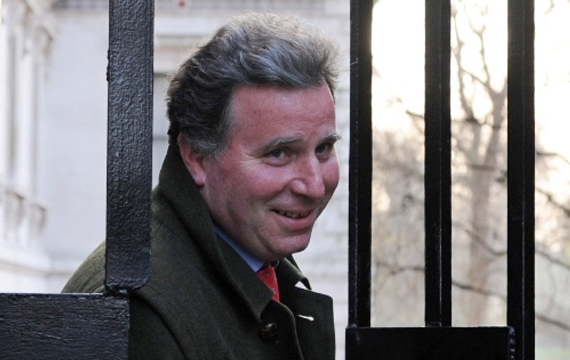 Scandal în Marea Britanie, după ce un ministru a fost surprins în timp ce arunca documente oficiale la un coş de gunoi din parc