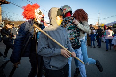 Un bici cu un ghemetoc de stofă la vârf e una dintre "armele" folosite de Ziua Cucilor