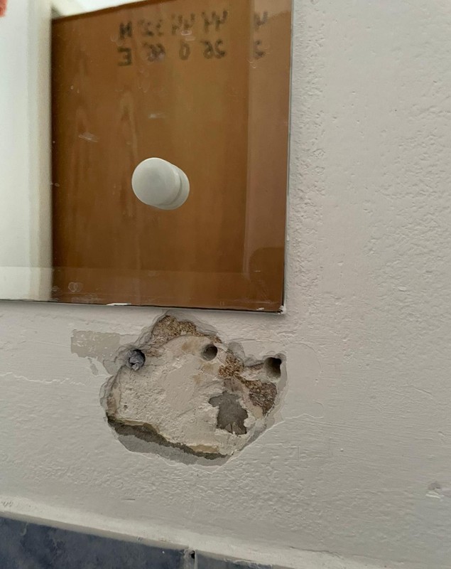 Cămin murdar, cu saltele pătate și gândaci pentru liceenii veniți în tabăra de vară a Universității din București. „Tu ai sta aici?”