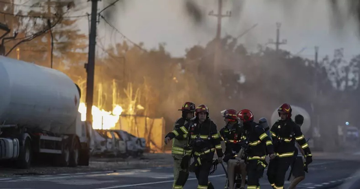 Pompieri intervenind la incendiul provocat de exploziile de la stația GPL din Crevedia Foto Inquam Photos / Octav Ganea