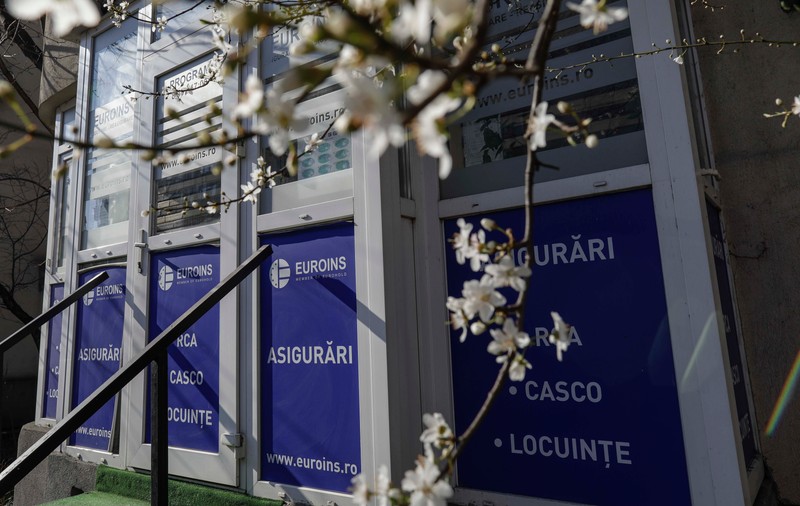 CUM SE SCUMPEȘTE RCA: Ridicarea licenței Euroins a dezvăluit cum, sub supravegherea ASF, compania nu plătise 61.000 de dosare de daună solicitate, pe care le va achita acum statul