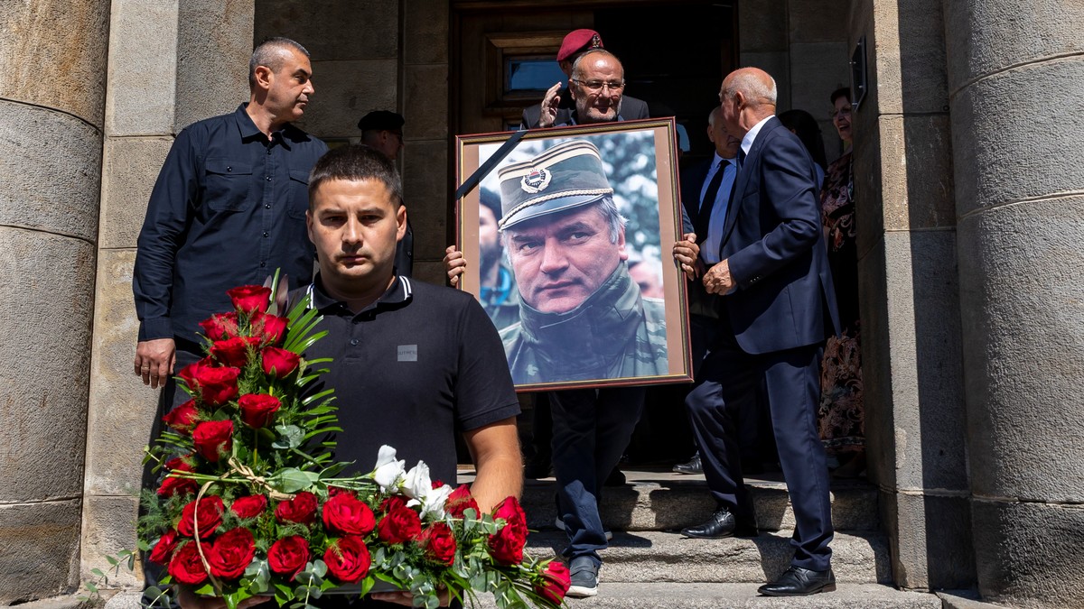 Ratko Mladic, inmormântat ca un erou