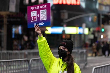 Tuturor participanților la Revelionul din Times Square, New York, le-au fost verificate buletinele și certificatele de vaccinare | Foto: Profimedia