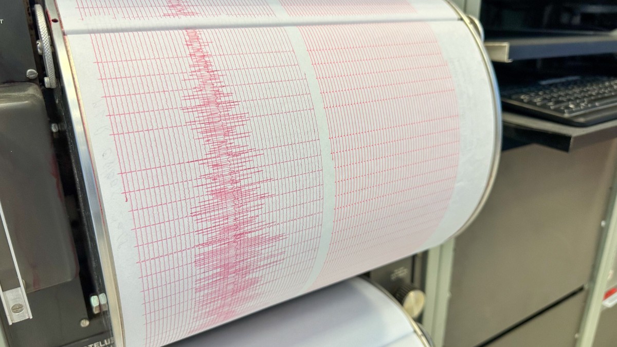 Un seismograf, în momentul în care a înregistrat magnitudinea unui nou cutremur