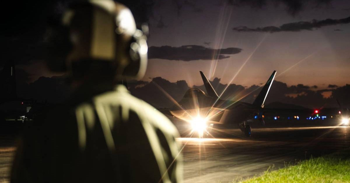 Un avion F-22 Raptor al Forțelor Aeriene SUA parcă în urma acțiunilor militare din Venezuela, în sprijinul Operațiunii Absolute Resolve, 3 ianuarie 2026. Forțele militare americane sunt desfășurate în Caraibe în sprijinul misiunii Comandamentului Sudic al SUA, Departamentul de Război