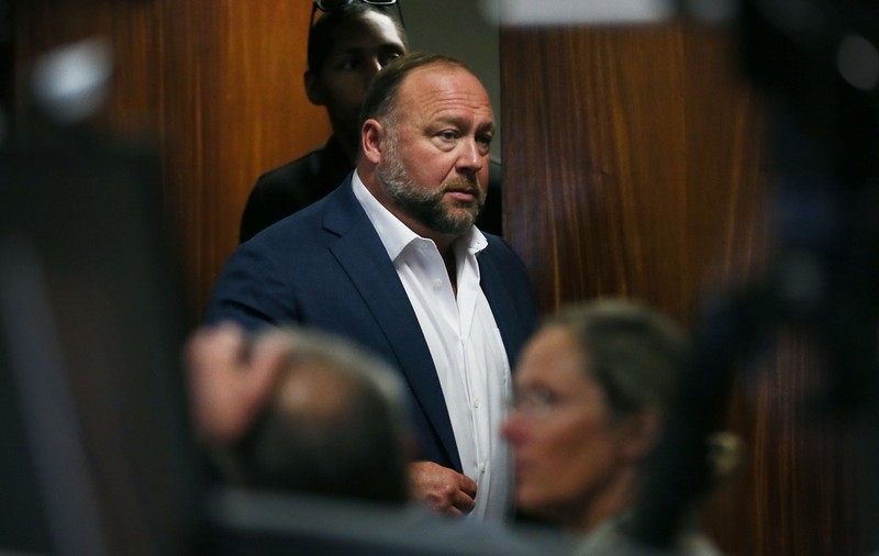 Conspiraționistul american Alex Jones trebuie să plătească 4 milioane de dolari părinților unui copil ucis la școala Sandy Hook