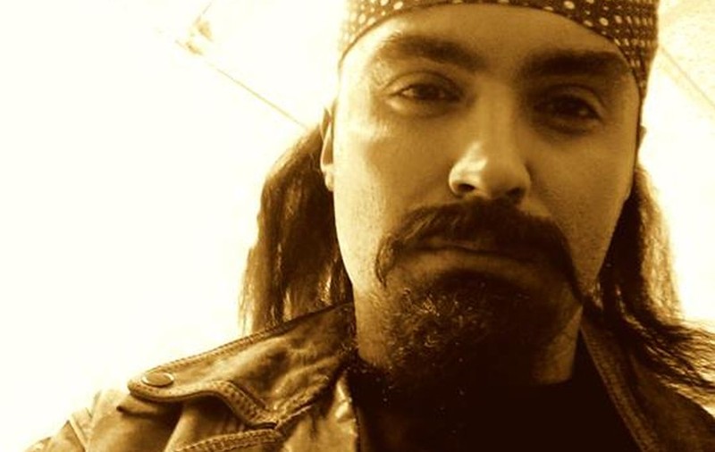N-O SĂ-L RECUNOŞTI ÎN VECI! ACEST ARTIST DE LA NOI ARATĂ CA UN ROCKER ÎNRĂIT, DAR ÎN REALITATE E TOTAL DIFERIT!