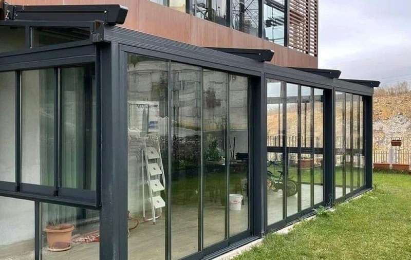 Living în aer liber cu pergole retractabile: cum te poți bucura de o terasă modernă