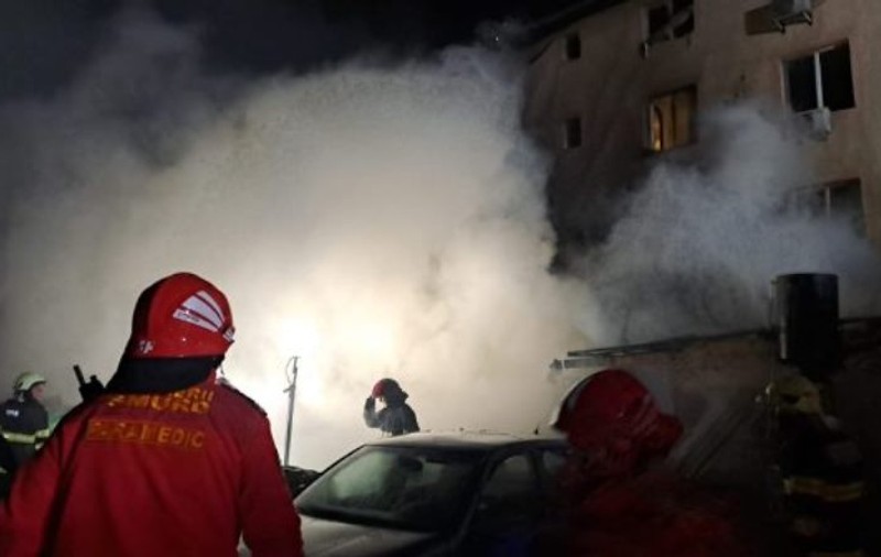 Incendiu extins la un bloc din Arad. 30 de persoane s-au autoevacuat