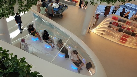 La standul Emirates, vizitatorii pot experimenta, cu căștile VR, cum va arăta un zbor în 2071
