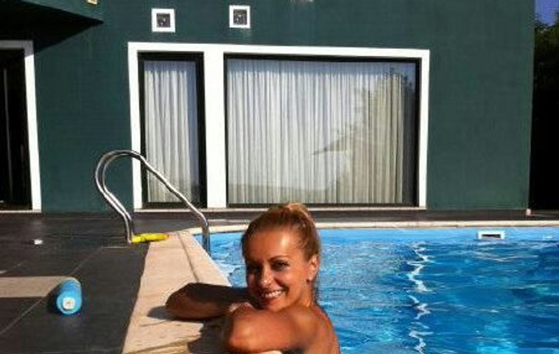 Simona Gherghe se răcorește la piscină: "Înving canicula!"   | FOTO
